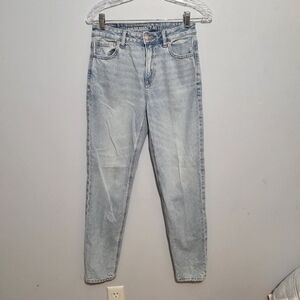 American Eagle Outfitters Faded Blue Mom Jeans Denim - Light Wash 2 Regular